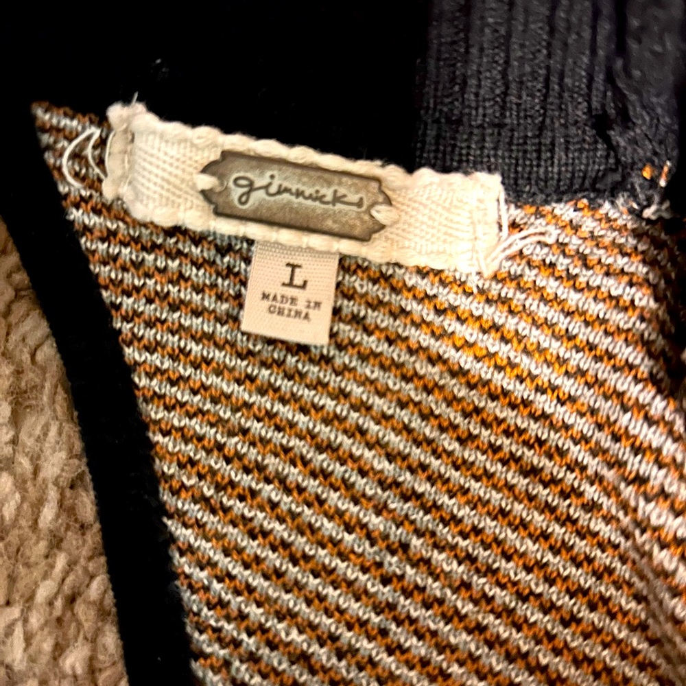 Gimmicks short sleeve sweater in retro pattern. Worn only once.
